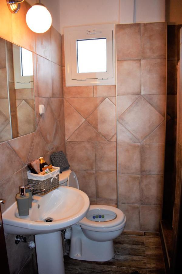 Cozy And Modern Apartment Komotiní Luaran gambar