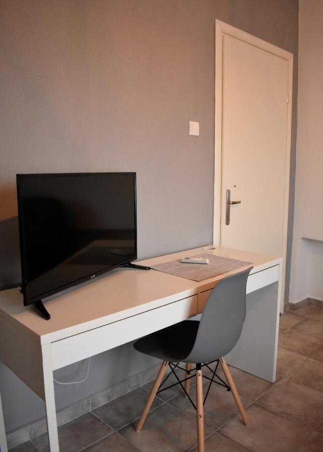Cozy And Modern Apartment Komotiní Luaran gambar