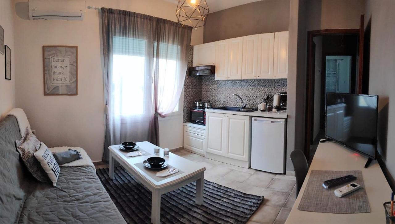 Cozy And Modern Apartment Komotiní Luaran gambar