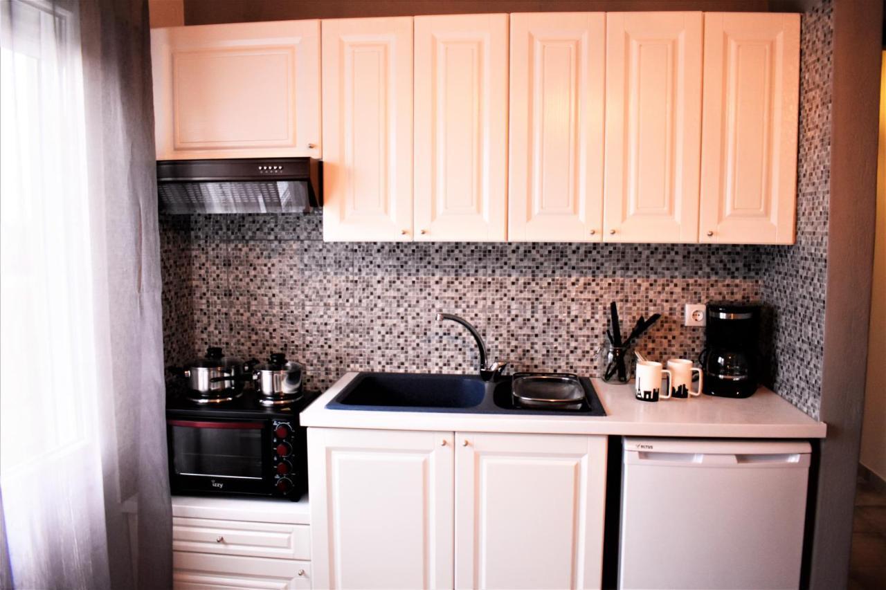 Cozy And Modern Apartment Komotiní Luaran gambar
