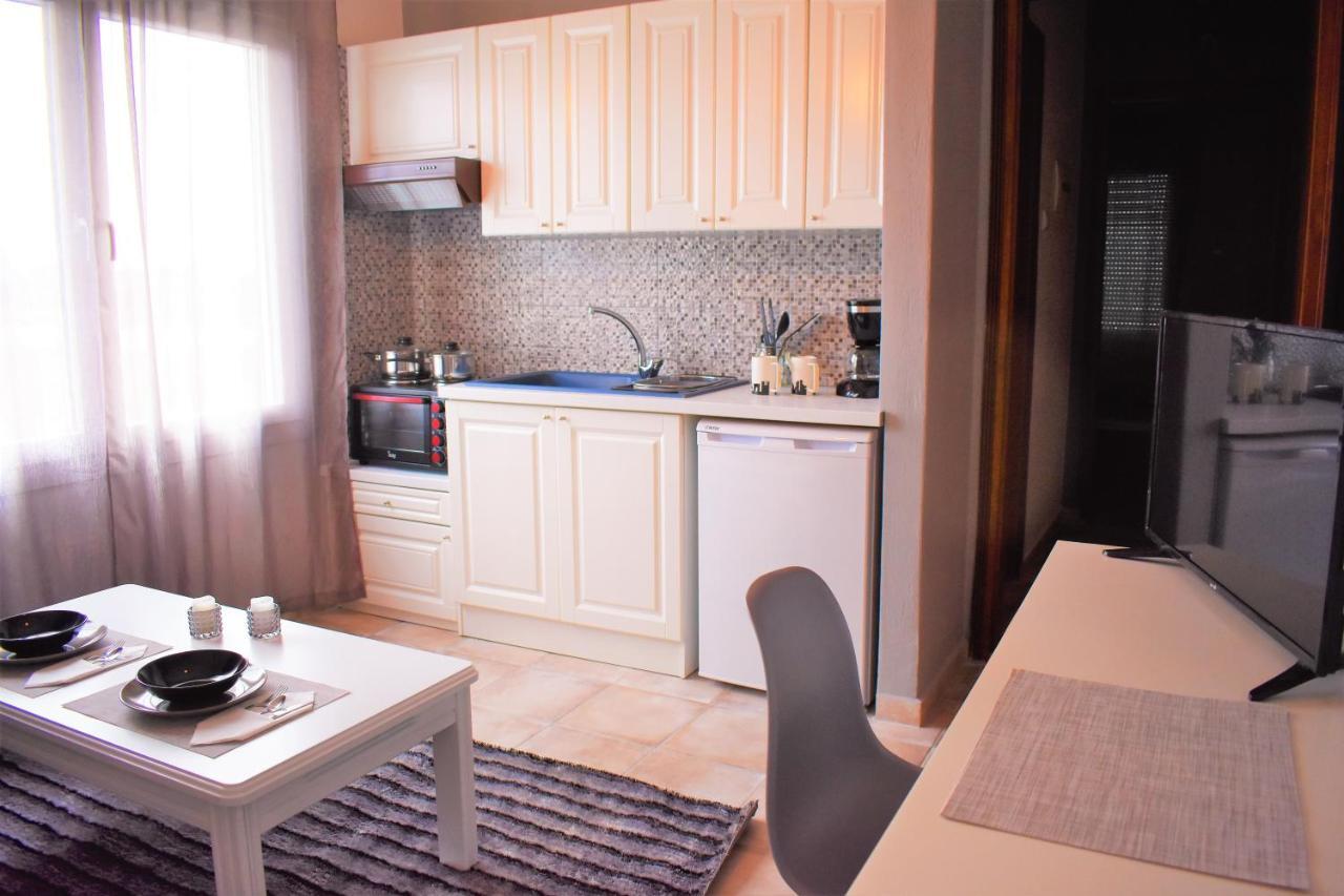 Cozy And Modern Apartment Komotiní Luaran gambar