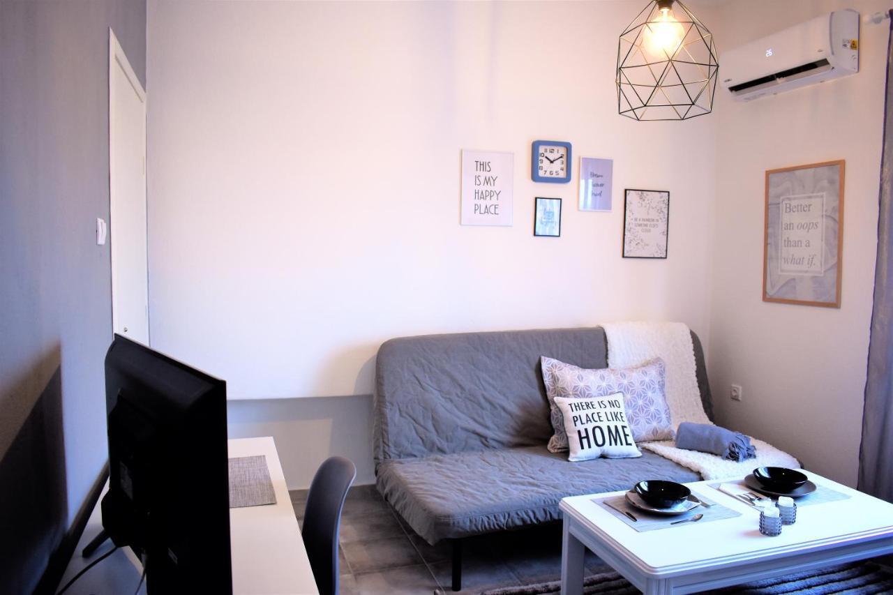Cozy And Modern Apartment Komotiní Luaran gambar